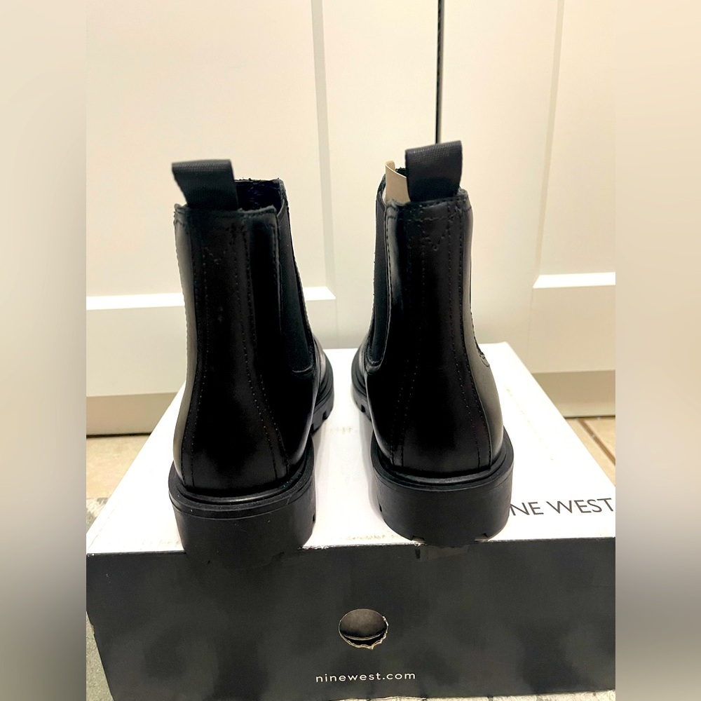 💚💜🌼NIB Nine West Black Yeeps Chelsea Boots Classic Design - Picture 4 of 8